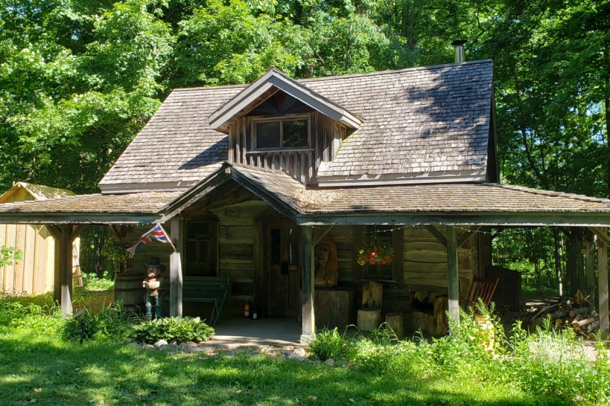 Circa 1850 Settlers Cabin - Located in  Stunning Ontario