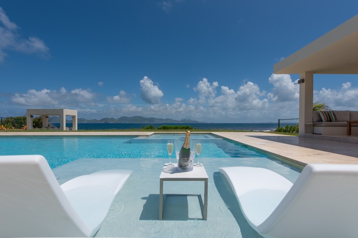 Round Rock Estate | Waterfront - Located in  Magnificent Blowing Point with Private Pool